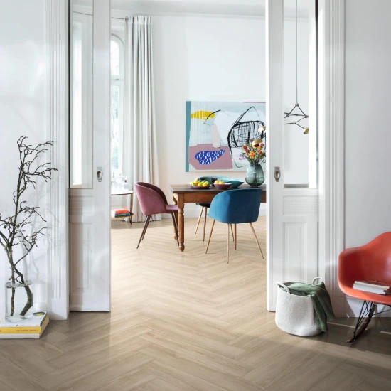 EGGER NatureSense Herringbone 8/32 Dub Newport krémový SOL2161 D 8 mm AC4/32 4V 1-lamela (Art. 594679)