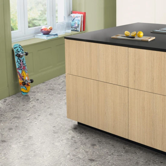 EGGER NatureSense Aqua 8/32 Kingsize Triestino Terrazzo sivé SOLF021 S 8 mm AC4/32 4V+1 1-lamela Aqua CLIC it! (Art. 591364)