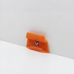 Úchyt na soklové lišty Parador SL3 - oranžový (24 ks/bal vrátane skrutiek a hmoždiniek)