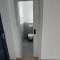 Sapeli prevedenie sivá, detail posuvných dverí wc uzamykanie